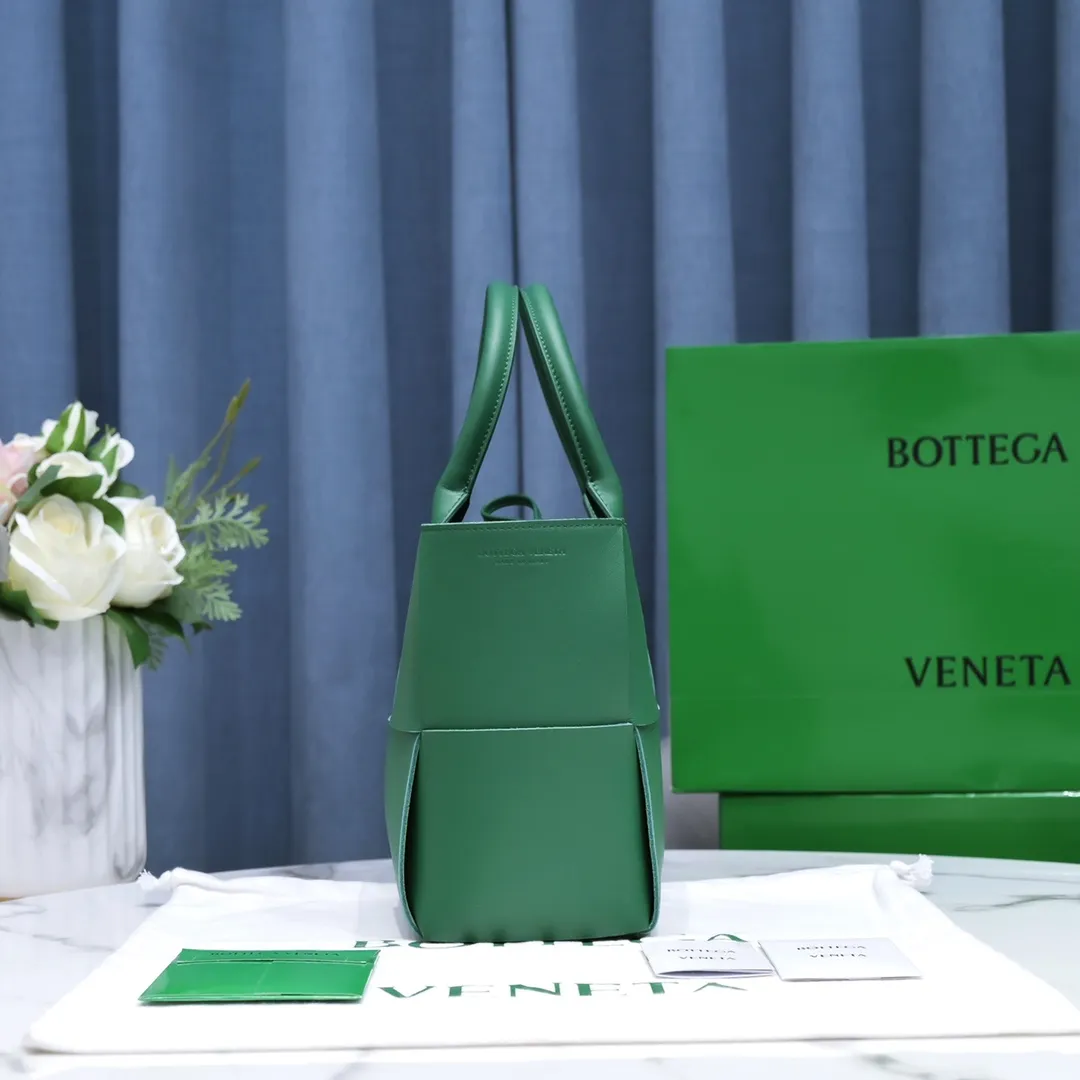 Batch 1760 small arco, BottegaVeneta# official website latest sheepskin with inner sheepskin SLIP tote handbag, and the logo has been changed to the side panel😍The oversized woven design really makes it a huge gap from ordinary tote bags🔗🔗Different color combinations inside and outside ⛓Daniel Lee leads the brand's DNA to continue to evolve with fresh inspiration🧬🧬showing a balanced style of luxury and reality👉: 30*20*14 Model: 9893#